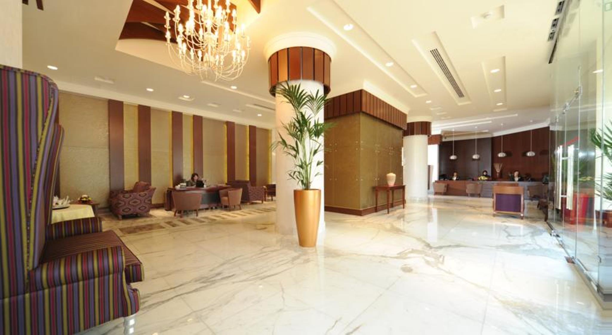 City Seasons Al Hamra Hotel Abu Dhabi Interior photo
