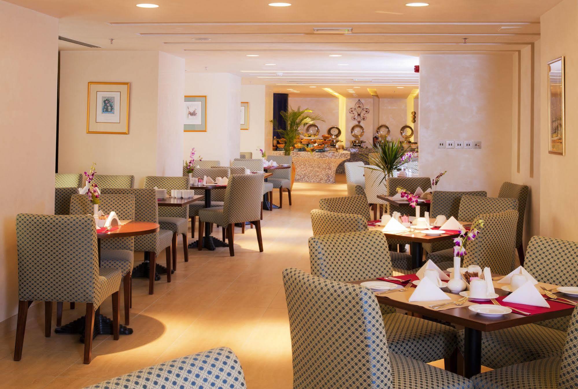 City Seasons Al Hamra Hotel Abu Dhabi Restaurant photo